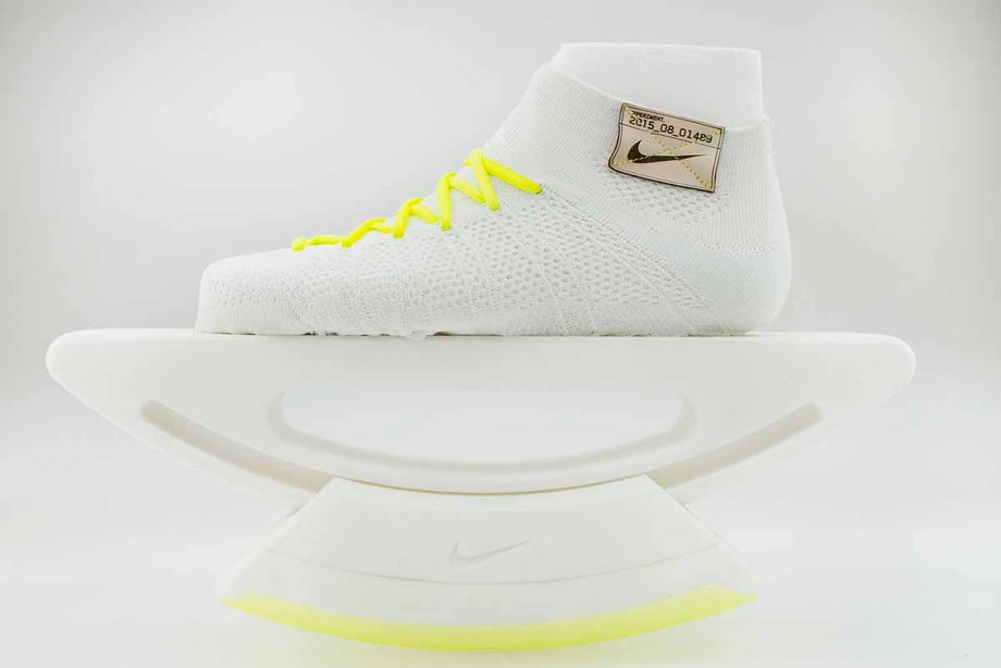 A "gliding convex outsole" on this shoe uses natural momentum to launch runners forward.