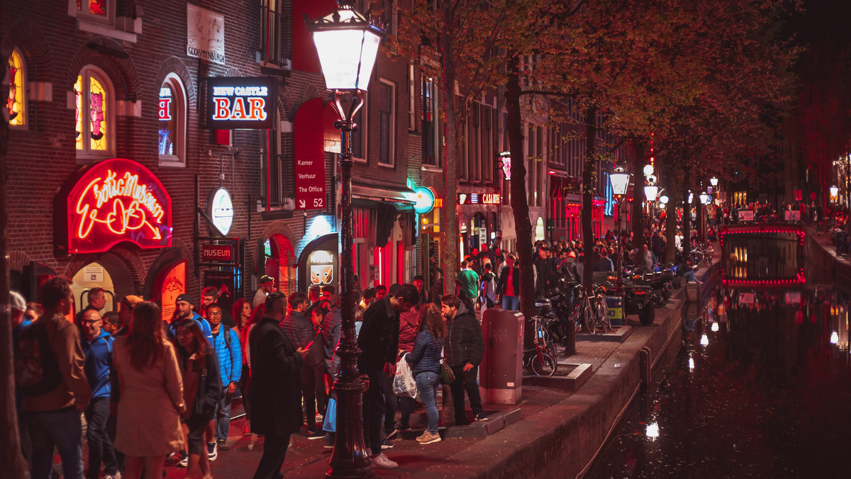 Od przyszłego roku stolica Niderlandów rozpoczyna kampanię zniechęcającą do przyjazdu turystów szukających seksu, narkotyków i alkoholu — informuje dziennik "De Telegraaf". "Chcemy ograniczać wizerunek Amsterdamu jako miejsca, w którym można się <em>wyluzować</em>" – powiedział radny Sofyan Mbarki.