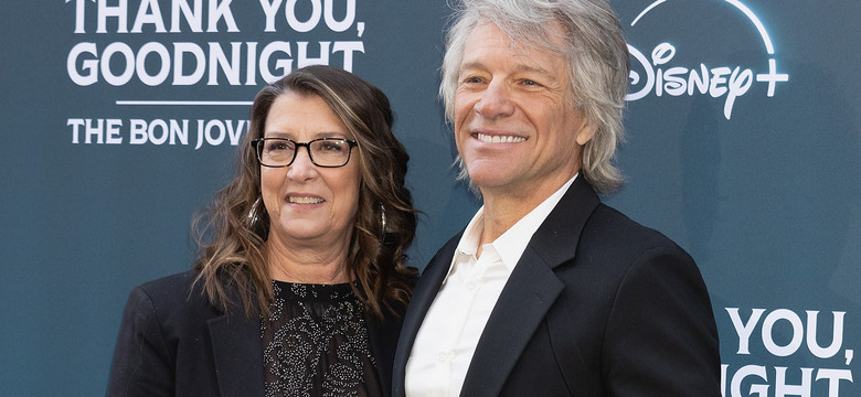 Jon Bon Jovi jest z żoną od czasów szkolnych. Przed ślubem porzucił ją dla młodej aktorki