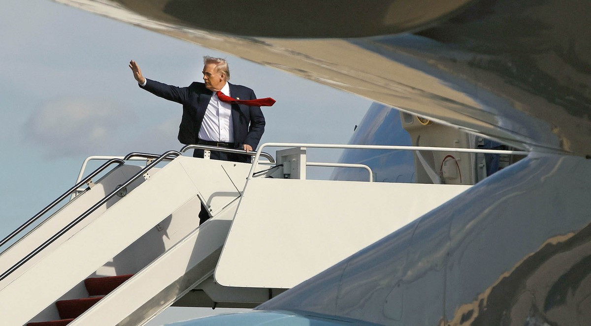 Donald Trump wychodzący z samolotu