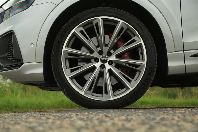 23-calowe koła Audi Sport to opcja za 14 450 zł. W serii są 22-calowe alufelgi
