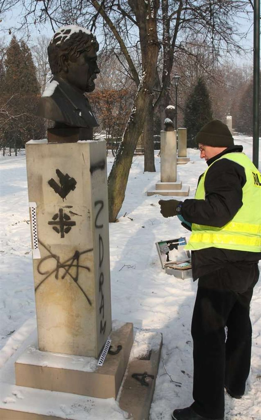 Napisali: Zdrajca! Znowu zniszczono pomnik Kuklińskiego