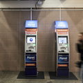 Spadła liczba bankomatów w Polsce. Wypłacamy z nich jednak więcej pieniędzy