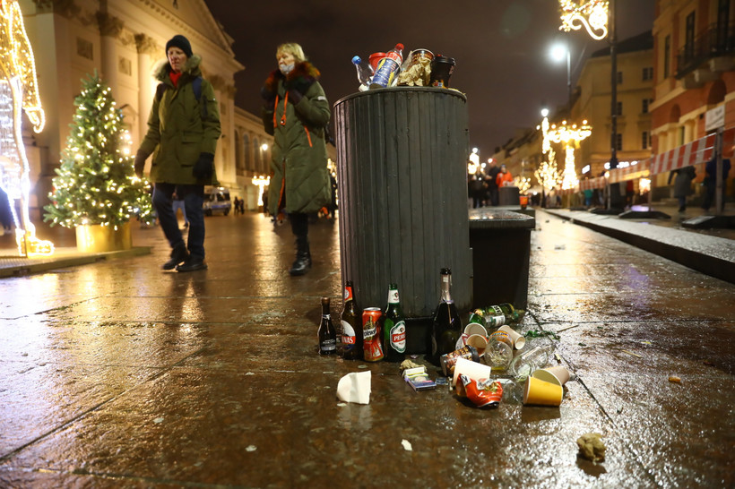 Śmieci pozostawione przez świętujących Nowy Rok na placu Zamkowym w Warszawie
