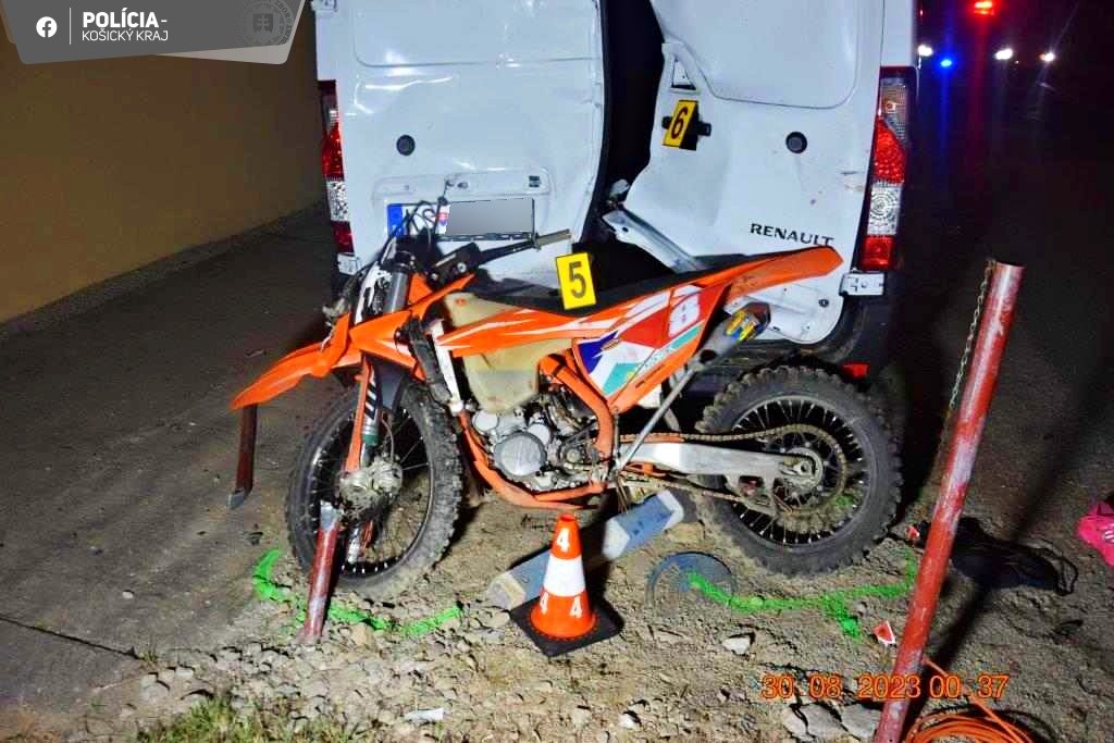 Opitý motocyklista havaroval s tehotnou ženou.