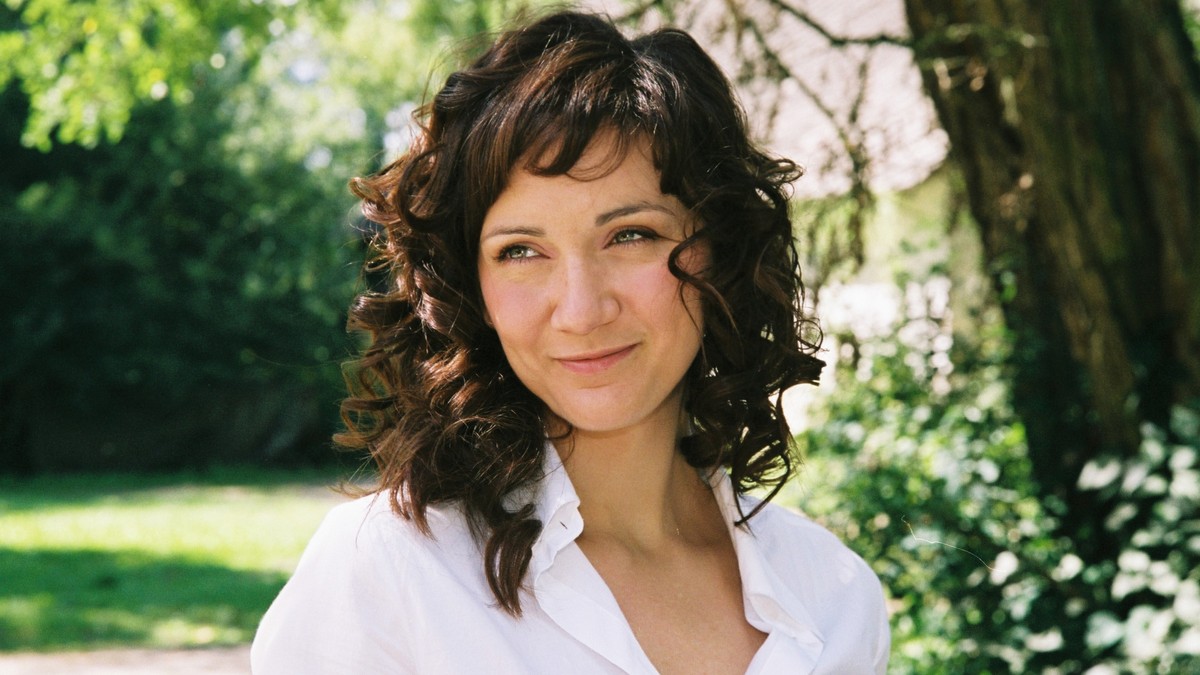 W pierwszym odcinku "Rancza" Amerykanka Lucy (Ilona Ostrowska) przyjeżdża do wsi Wilkowyje, żeby przejąć spadek.