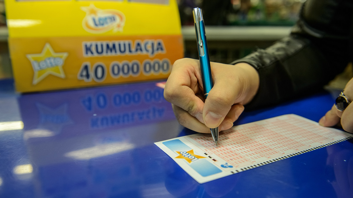 Czy w dzisiejszym losowaniu Lotto padnie wreszcie "szóstka"? Czeka na to wielu graczy, którzy wysłali swoje kupony. A jest na co czekać, bo kumulacja wynosi aż 40 milionów złotych! Losowanie Lotto już o godzinie 21.40.