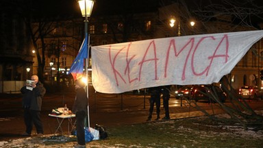 Prezes PiS odwiedził grób Lecha i Marii Kaczyńskich na Wawelu