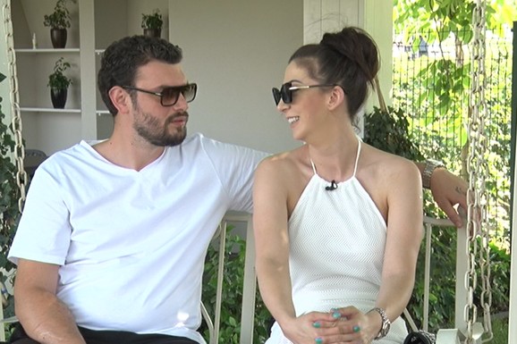 OVAKO IZGLEDA STAN NADEŽDE BILJIĆ I TOME PANIĆA Mali Longo trčkara po sobi, pevačica pravi palačinke u OGROMNOJ CRVENOJ KUHINJI