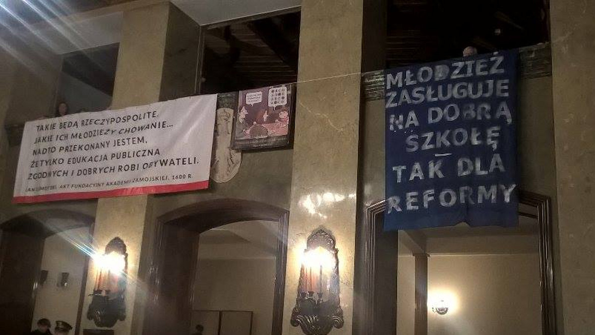 Krakowscy radni przyjęli rezolucję, w której sprzeciwiają się reformie edukacji. Za głosowało 17 osób, przeciw było 16 osób, trzy osoby się wstrzymały odgłosu. Jedna osoba była obecna, ale nie brała udziału w głosowaniu. Decyzja została podjęta na nadzwyczajnej sesji rady miasta. Ta była poświęcona planowanym zmianom w edukacji.