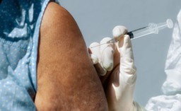 Do kraju dociera mniej szczepionek. Nie wszystkie szpitale rozpoczęły podawanie drugiej dawki