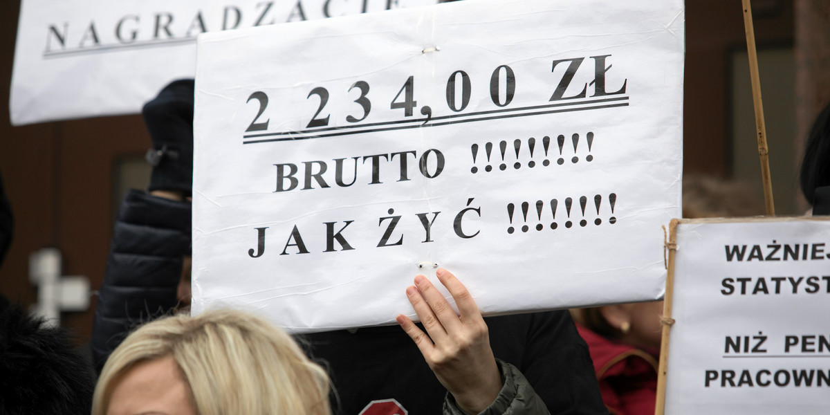 Protest pracowników sądów i prokuratury w Lublinie. Podobne pikiety odbyły się też w Warszawie, Wrocławiu i Krakowie. Protestujący domagają się podwyżek jeszcze w tym roku i ustawy, która zapewni wzrost wynagrodzeń w kolejnych latach