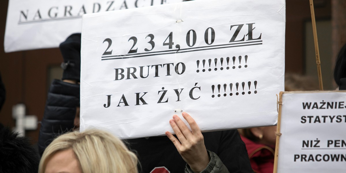 Protest pracowników sądów i prokuratury w Lublinie. Podobne pikiety odbyły się też w Warszawie, Wrocławiu i Krakowie. Protestujący domagają się podwyżek jeszcze w tym roku i ustawy, która zapewni wzrost wynagrodzeń w kolejnych latach