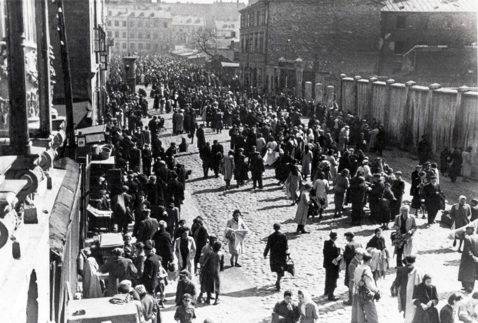 Zdjęcia z albumu "W obliczu Zagłady. Żydzi Warszawy 1939-1943"