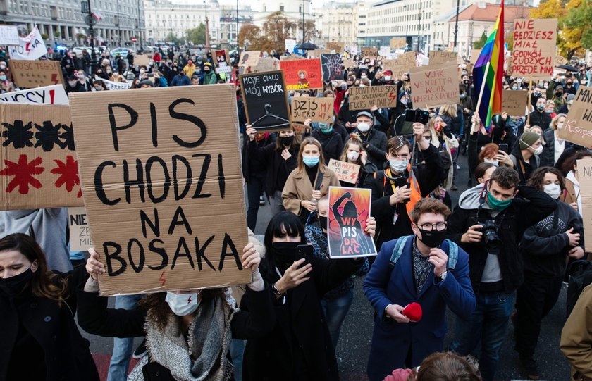 Najlepsze hasła ze strajków kobiet. Te slogany pokochali internauci