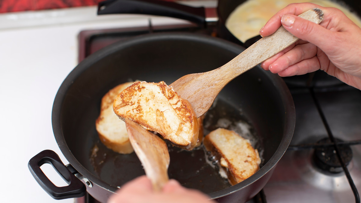 Omlet na tostach. Obłędny smak na śniadanie