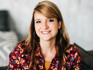 „A 'rendes' asszony ugyanúgy megkapja a kőművesfüttyöt” - interjú Budai Lottival, a Micsoda szajhák voltak című könyv szerzőjével