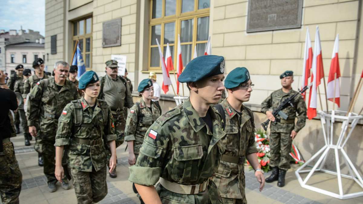 Kombatanci, młodzież, członkowie Związku Piłsudczyków uczestniczyli w dziś w 18-kilometrowym marszu z Lublina do Jastkowa. Uczcili w ten sposób 100. rocznicę bitwy stoczonej pod Jastkowem przez polskich legionistów.