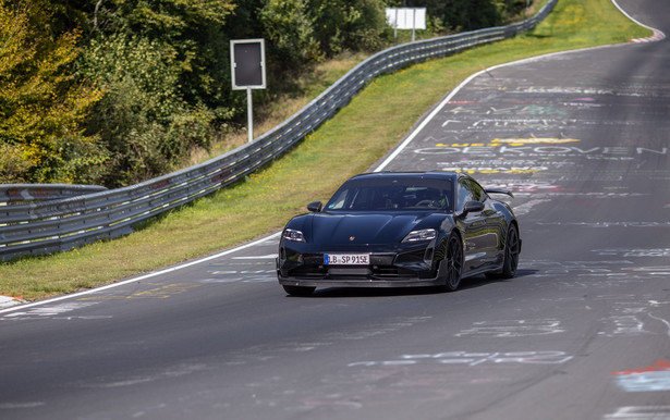 Superszybka wersja Porsche Taycana rządzi na Nürburgringu. Czy Rimac musi się bać?