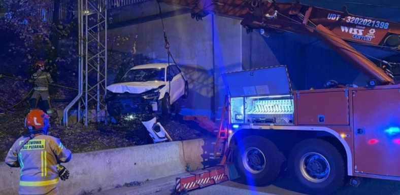 Audi spadło z wiaduktu na drogę S8, a kierująca pojazdem oddaliła się pieszo w nieznanym kierunku