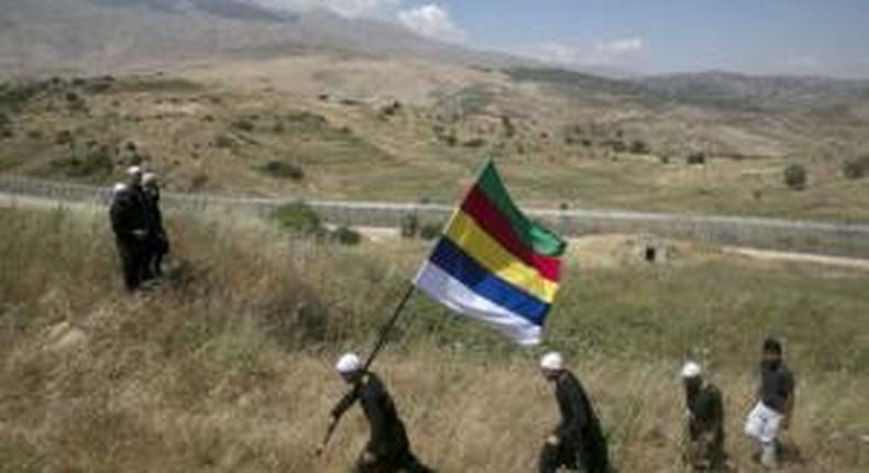 Druze block ambulance with Syrian casualties