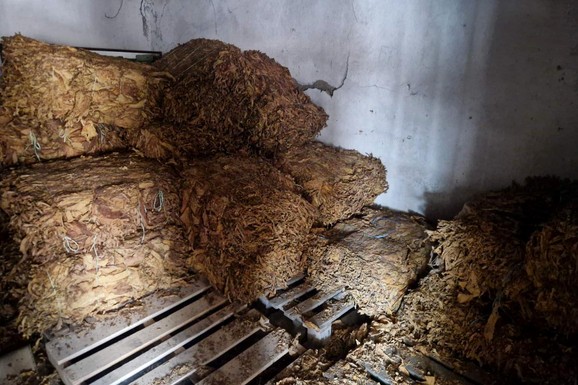 Policija otvorila kombi vozača u Rumi, pa zatekla "robu" tešku 540 KILA: Oštetio budžet Srbije za skoro 5 miliona dinara