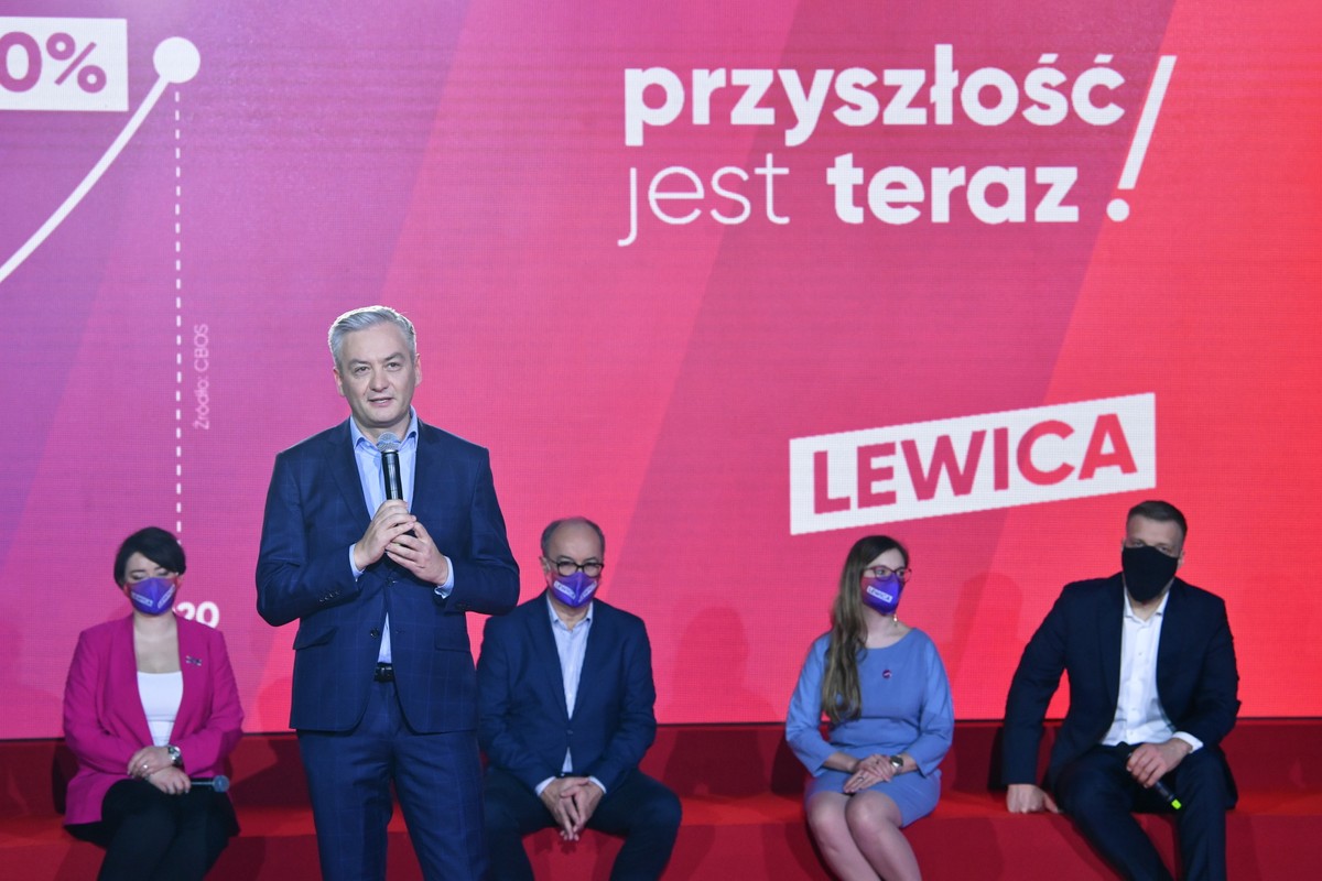 Warszawa, 20.02.2021. Europoseł Robert Biedroń (front) podczas konwencji z cyklu #ZrobimyToLepiej w Studiu Las w Warszawie. W tle, od lewej: posłanka Lewicy Anna Maria Żukowska, przewodniczący SLD Włodzimierz Czarzasty, posłanka Lewicy Paulina Matysiak i poseł Lewicy Adrian Zandberg. (mr) PAP/Radek Pietruszka