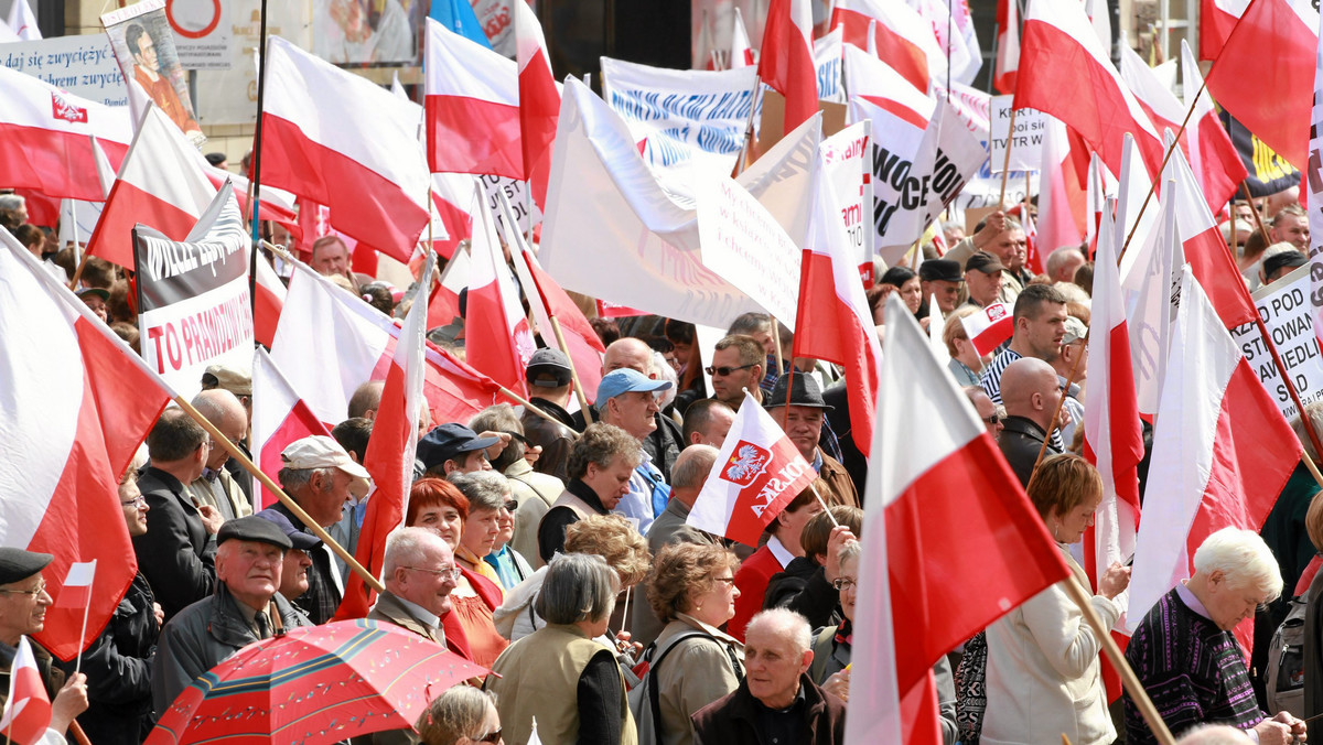 Manifestacja w Warszawie oraz prezentacja kolejnego raportu zespołu parlamentarnego badającego katastrofę smoleńską - są wśród wydarzeń planowanych w związku z trzecią rocznicą katastrofy z 10 kwietnia 2010 r. Kluby "Gazety Polskiej" chcą zorganizować miasteczko namiotowe przed kancelarią premiera.