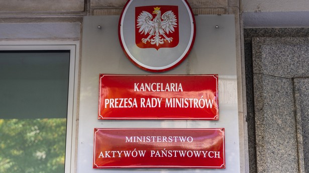 Tabliczka na gmachu Ministerstwa Aktywów Państwowych w Warszawie