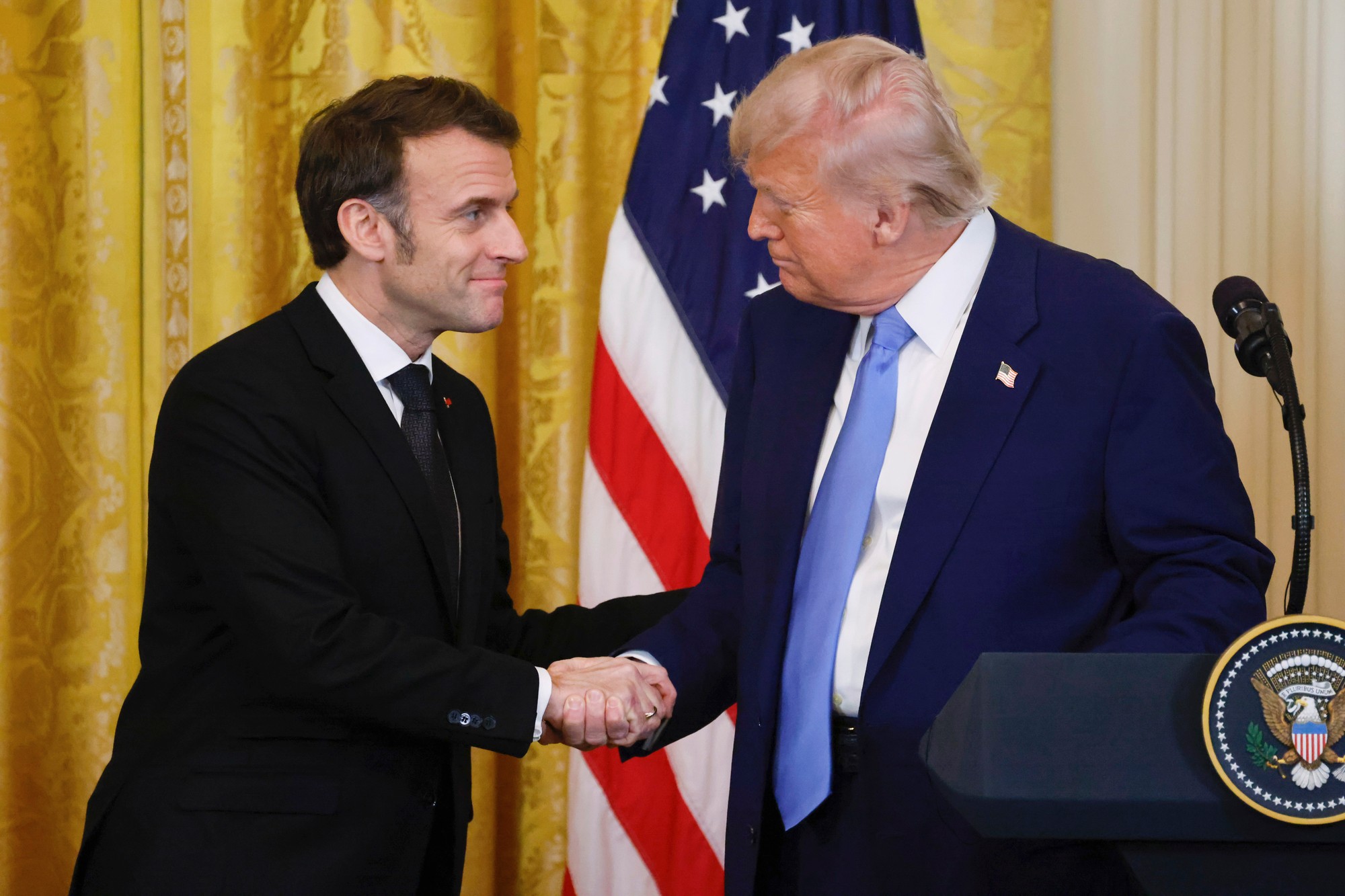 Ľudia si počas rozhovoru Trumpa a Macrona všimli niečo nezvyčajné. 