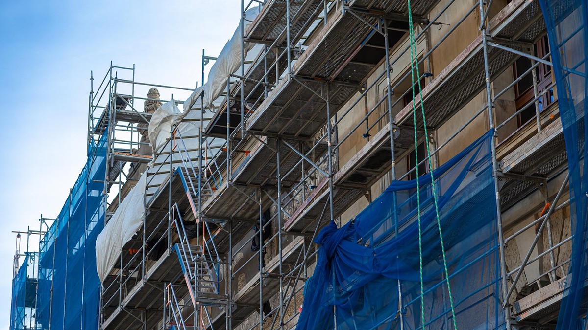 Închirierea schelelor fixe: cu sau fără montaj profesional? 