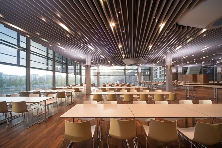 Po wstępnej selekcji wybrano 80 architektów i urbanistów, którzy otrzymali dokumenty i wytyczne konkursowe z zadaniem anonimowego przedstawienia projektu koncepcyjnego na pierwszym etapie konkursu.