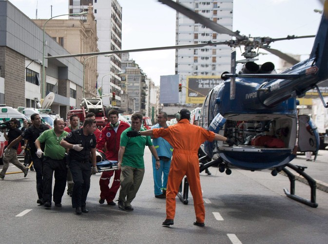 Pociąg był pełny, a siła uderzenia gigantyczna - powiedział jeden z pasażerów, który był w pierwszym wagonie. Ludzie chcieli za wszelką cenę wyjść z pociągu - dodał