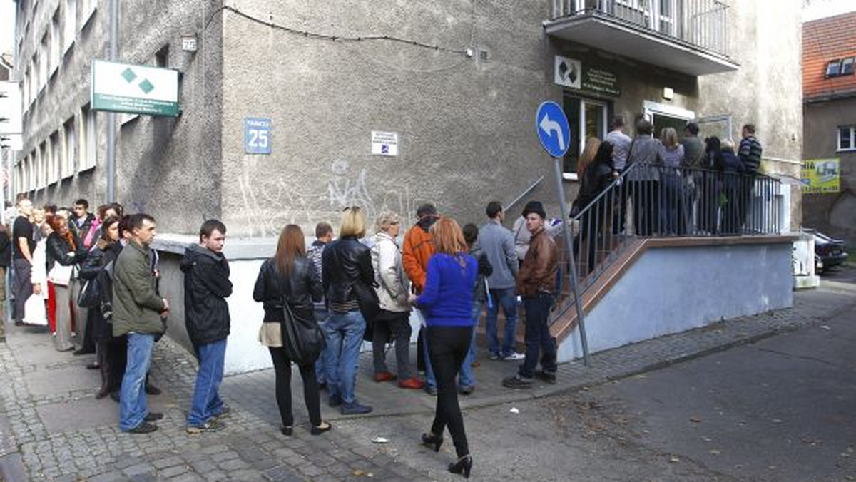 Listy z nazwiskami kandydatów na mieszkania komunalne i z zasobów TBS pojawiły się dzisiaj przed siedzibą Zarządu Budynków i Lokali Komunalnych w Szczecinie. jest na nich prawie pół tysiąca nazwisk.