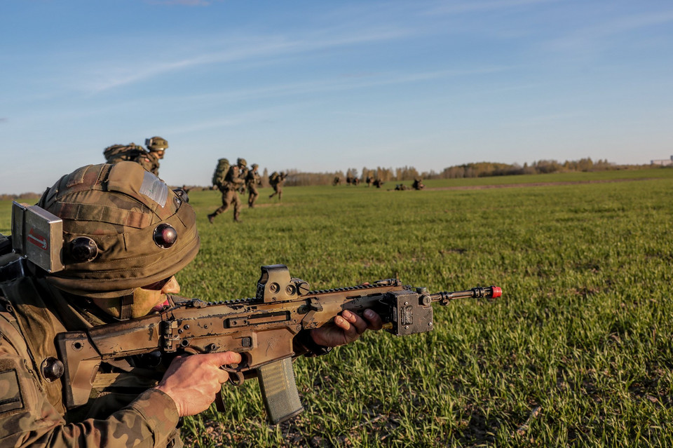 Szturm Spadochroniarzy 6 Brygady Powietrznodesantowej na obiekt broniony przez kanadyjski OPFOR podczas ćwiczeń Swift Response-22 na Łotwie 