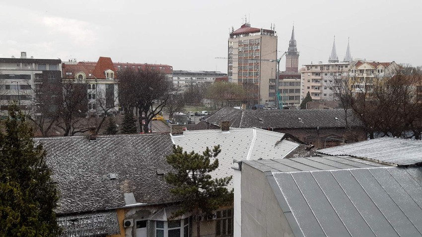 Sneg se čak i kratko zadžao na krovovima