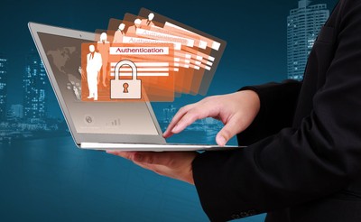 Polskie banki zwiększają przewagę nad konkurentami. Ale tylko online [BADANIE]