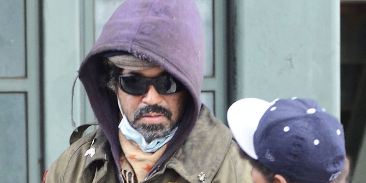 Jeffrey Wright przebrany jako bezdomny