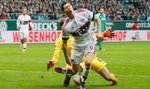 Brutalny faul na Lewandowskim! Sędzia nawet nie gwizdnął