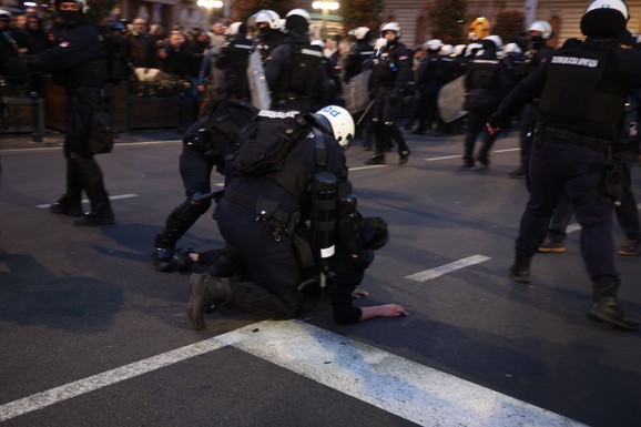 Oglasilo se Više javno tužilaštvo nakon nereda ispred Rektorata: "Biće preduzete mere u pravcu krivičnog gonjenja protiv svih koji su napali pripadnike MUP"