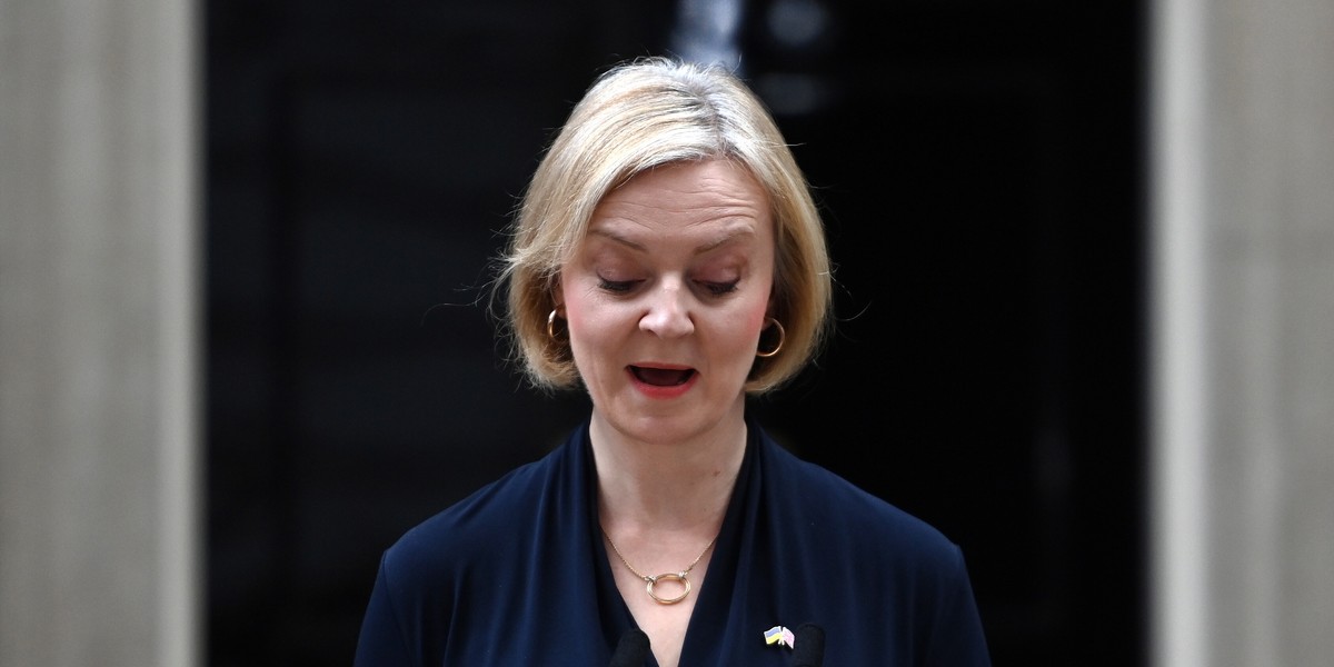 Premier Wielkiej Brytanii Liz Truss składa oświadczenie o rezygnacji przed Downing Street 10 w Londynie, 20 października 2022 r.