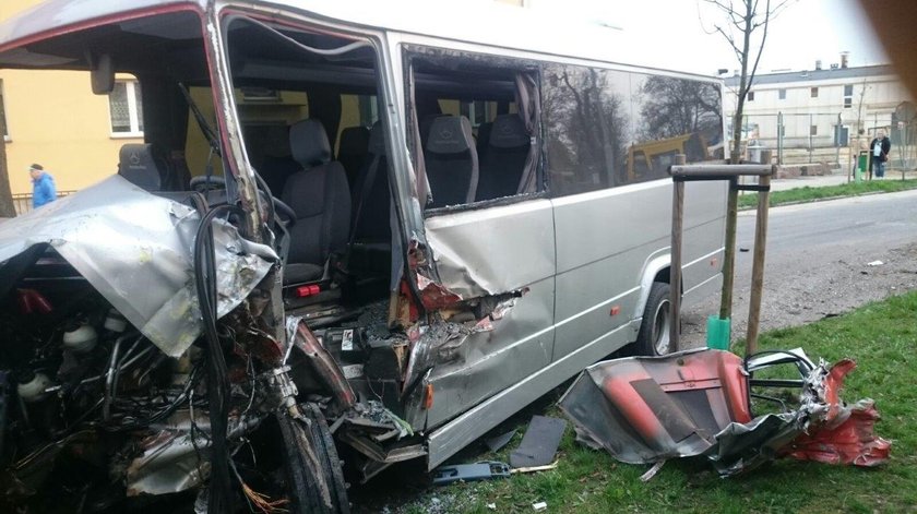 Bus wjechał w drzewo