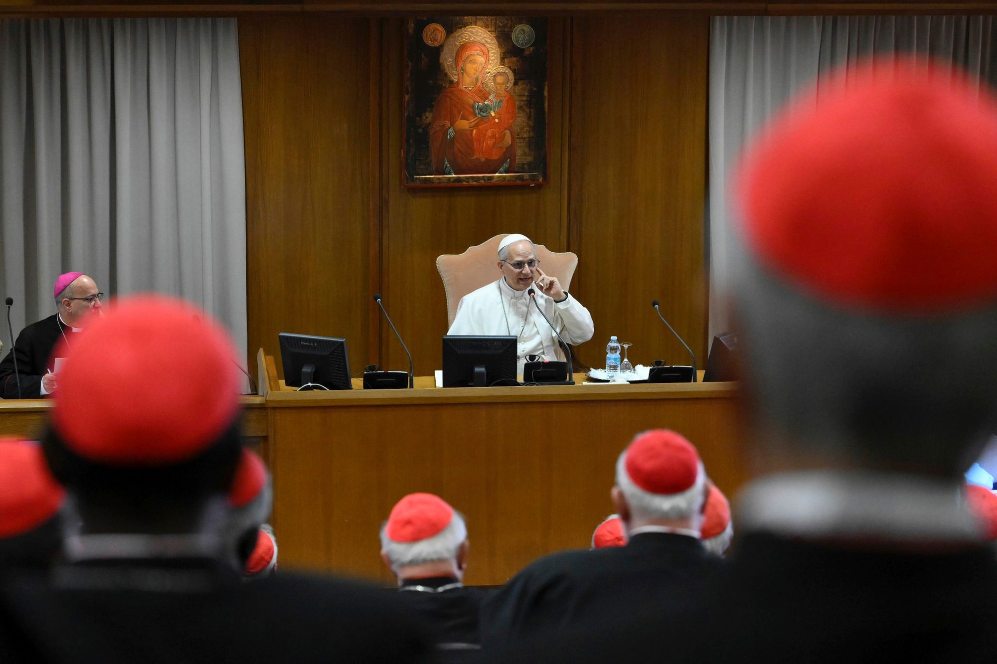 Lev XIV. počas svojej prvej oficiálnej audiencie s kardinálmi v Novej synodálnej aule.