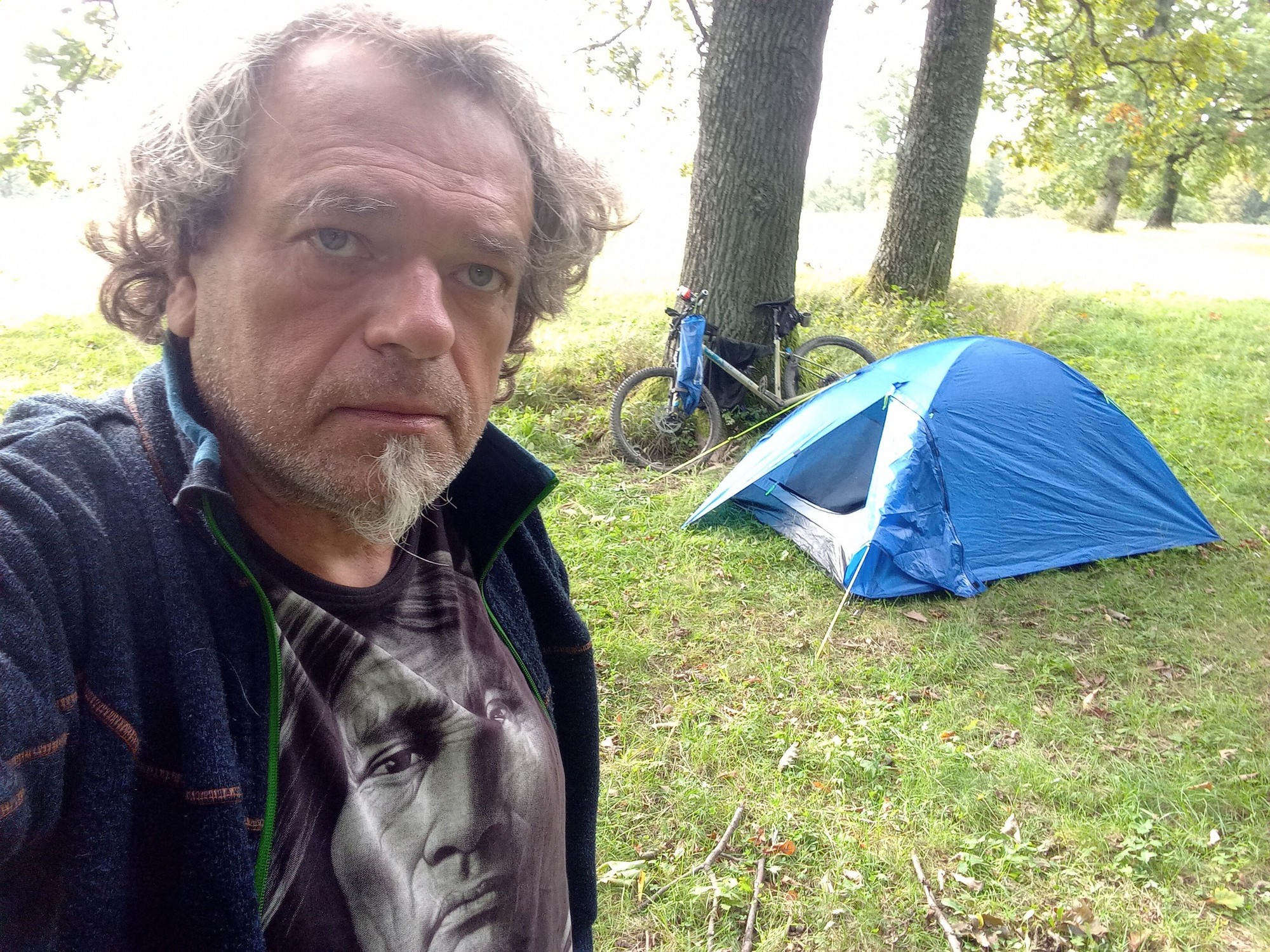 Bývalý televízny reportér a dobrodruh Rasťo Ekkert.