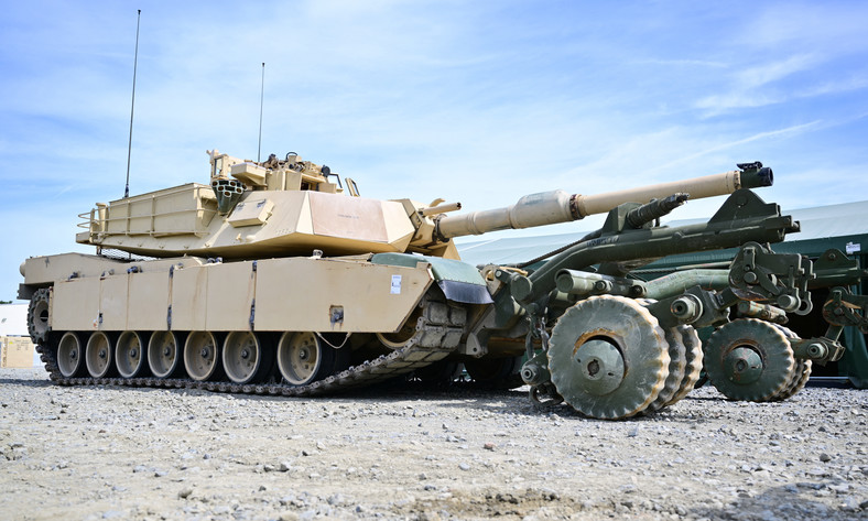 Czołg M1A1 Abrams z walcem minowym, który zostanie dostarczony do Ukrainy, Grafenwohr w Niemczech, 14 lipca 2023 r.