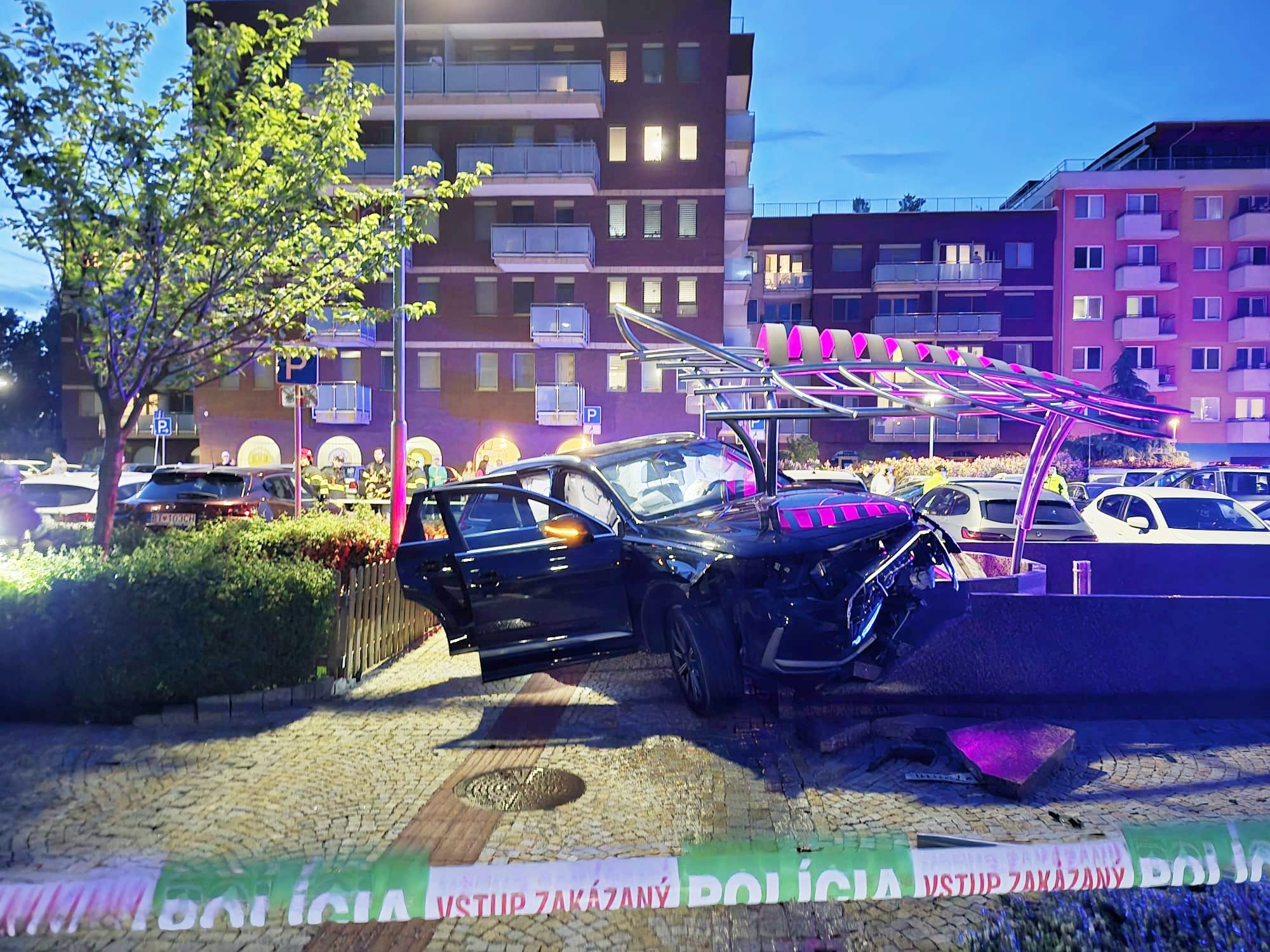 V bratislavskej Petržalke narazilo osobné auto do fontány.
