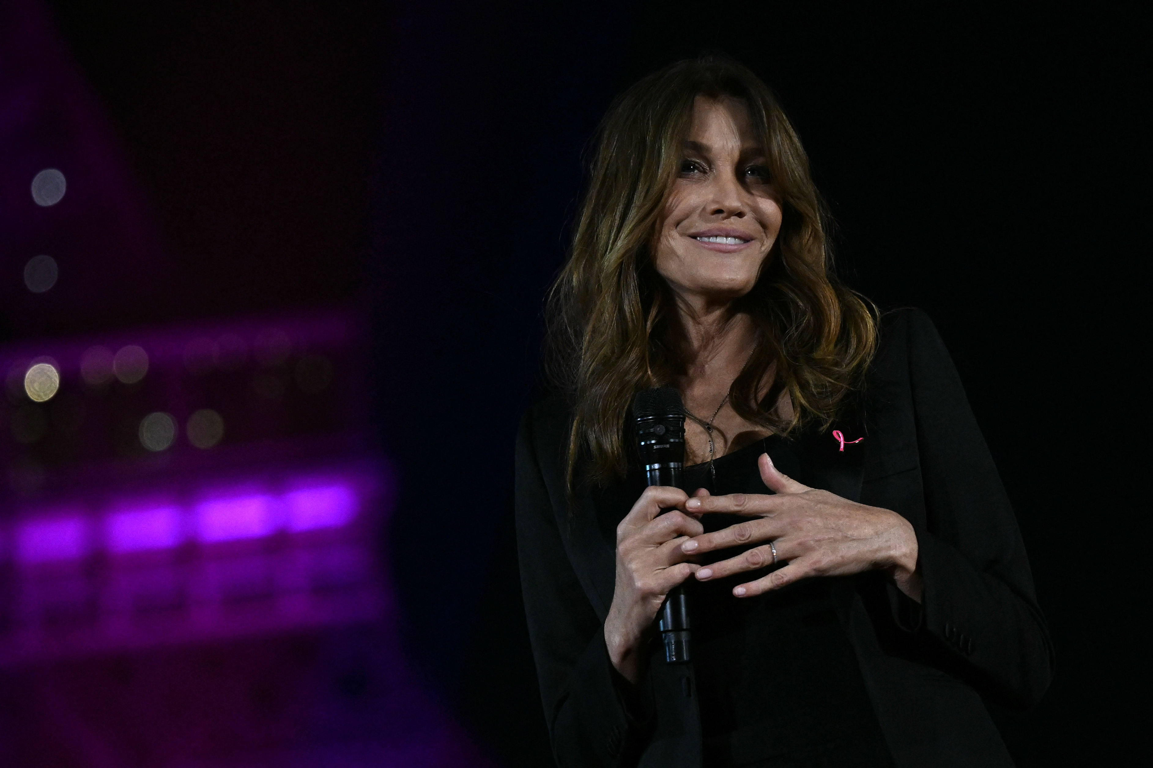 Carla Bruni termine son traitement contre le cancer du sein après 5 ans