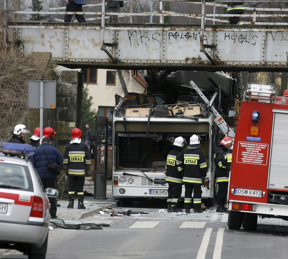 ŚWIDNICA WYPADEK AUTOBUS DZIECI RANNI