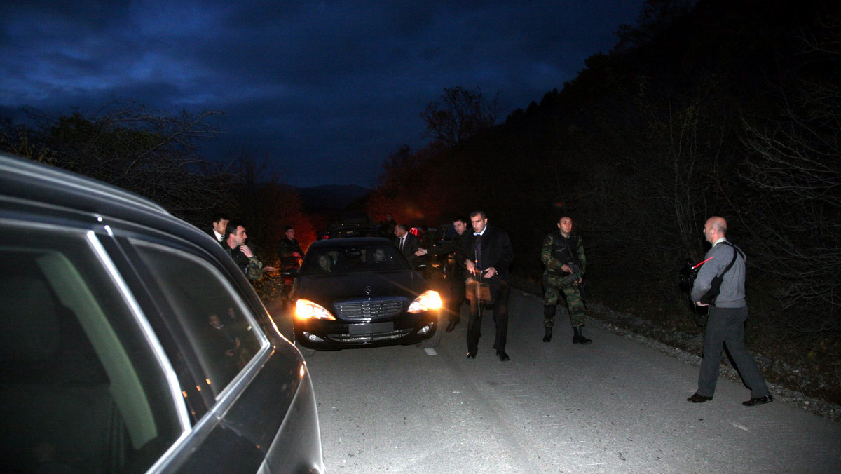 Dziennikarz RMF FM Krzysztof Zasada, który podróżował w kolumnie samochodów podczas niedzielnej wizyty Lecha Kaczyńskiego w Gruzji relacjonuje, że osobistą ochronę odseparowano od prezydenta. Kaczyński na posterunek graniczny jechał limuzyną z Michaiłem Saakaszwilim, jego kierowcą i tłumaczką.