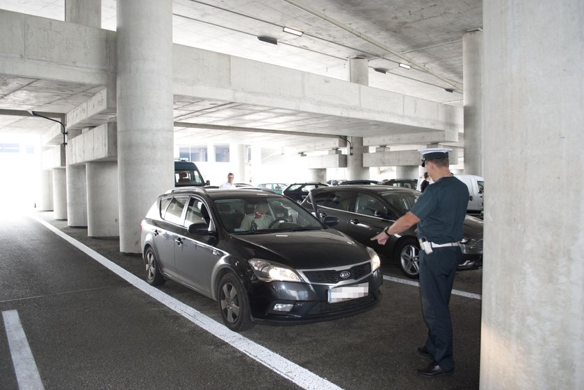 Kierowcy Ubera wpadli w Łodzi w ręce policji na dworcu Fabrycznym